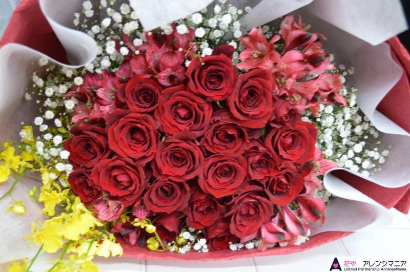 画像1: 赤バラ20本＆かすみ草　花束【予算20000円】 (1)