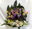 画像1: レインボーローズのアレンジ【予算33000円】沖縄の花屋アレンジマニア (1)